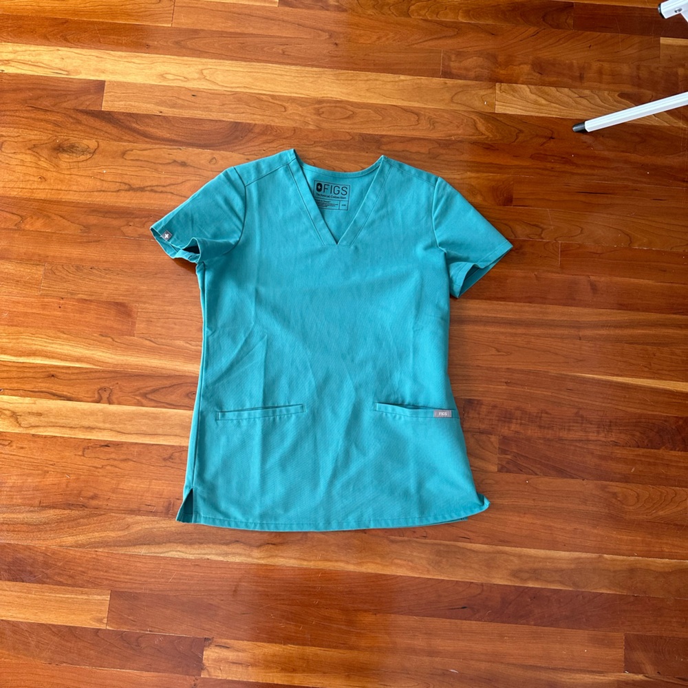 FIGS Casma Three Pocket Scrub top in Marine